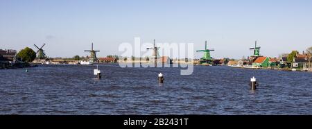 Amsterdam, PAYS-BAS - 10 JANVIER 2017 : moulins à vent néerlandais à Zaandam avec ciel ensoleillé en soirée. Banque D'Images