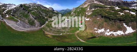Vue panoramique sur l'alp Geltenalp et la cabane de montagne Geltenhütte du Club alpin Suisse, Lauenen, Oberland bernois, canton de Berne, Suissel Banque D'Images