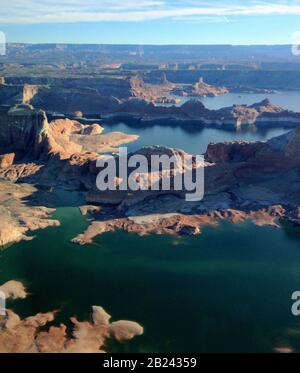 Vue aérienne du réservoir du lac Powell dans la zone de loisirs nationale de Glen Canyon Banque D'Images