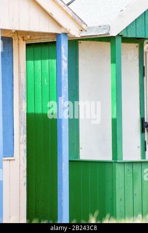 Vue abstraite sur les huttes de plage. Sutton on Sea Beach hutte juxtaposition de couleurs et structure de huttes. Différentes couleurs dans des tons et une luminosité éclatantes. Banque D'Images