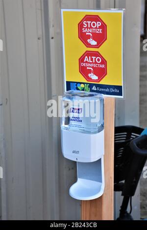 De vrais désinfectants Pour Les Mains, mis en place pour toute protection contre les virus de toute sorte lors de la cueillette majeure du caronavirus 19 se déplace à travers les États-Unis de Chine Banque D'Images