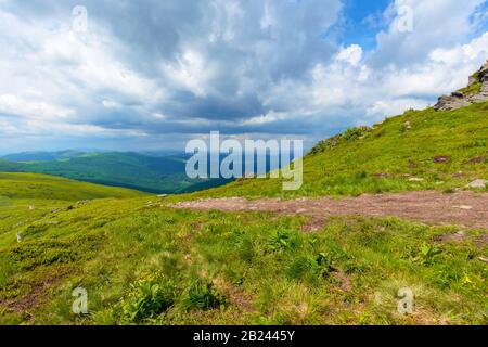 chemin à travers la chaîne de montagne. belles prairies alpines du paysage de carpathe, un jour nuageux en été. partage de la crête du bassin versant Banque D'Images