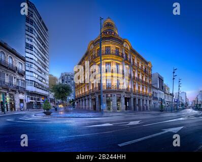 Puerta de Purchena avec la Casa de las Mariposas, Almería, Andalousie, Espagne Banque D'Images