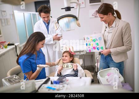 Enfant de bonne humeur dans une clinique dentaire. Perte de dents de bébé Banque D'Images