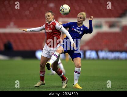 Caitlin Foord d'Arsenal (à gauche) et Sophie Ingle de Chelsea combattent pour le ballon lors de la finale de la FA Women's Continental Tires League Cup au City Ground, Nottingham. Banque D'Images