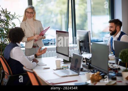 discussion tranquille avec des gens d'affaires souriants lors d'une réunion d'affaires. Banque D'Images