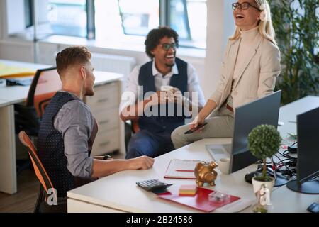 Souriant gens d'affaires ayant une conversation pendant la pause café. Banque D'Images