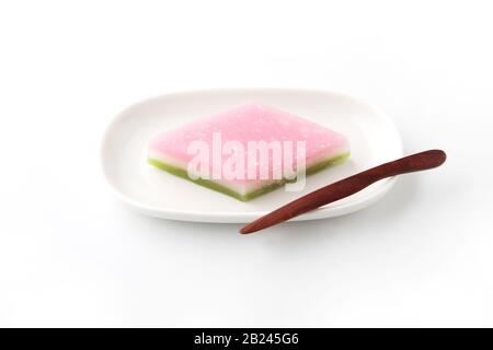 Hishimochi tricolor en forme de diamant gâteau de riz japonais traditionnel confiserie closeup isolé sur fond blanc Banque D'Images