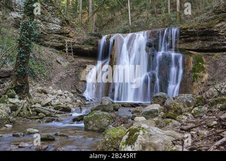 Printemps Kaverinsky une Grande cascade s'écoule de la corniche en pierre dans la gorge des montagnes du Caucase. Itinéraire de randonnée. Russie, région de Krasnodar Banque D'Images