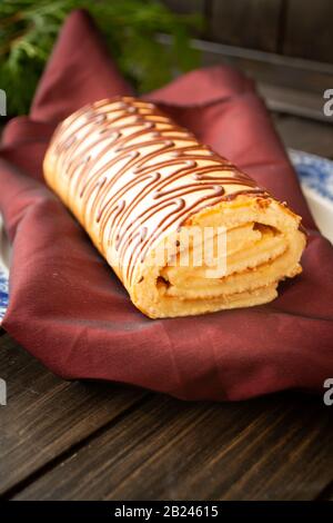 gâteau au rouleau de glace avec crème jaune, image verticale Banque D'Images