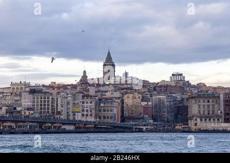 Istanbul Turquie - 01/19/2016: Vue sur la Tour Galata depuis la mer d'Eminonu. Les mouettes volent au bord de la mer. La tour de Galata est l'un des symboles Banque D'Images