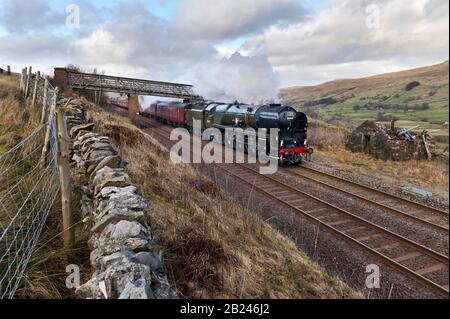 Shoregill près de Kirkby Stephen, Cumbria, Royaume-Uni. 29ème février 2020.le spécial « Winter Cumbrian Mountain Express », tiré par la locomotive à vapeur « British India Line » 35018, a vu ici se défroisser vers le sud à travers la vallée d'Eden dans le parc national du Yorkshire Dales, sur la célèbre Ligne ferroviaire de Carlisle. Crédit: John Bentley/Alay Live News. Banque D'Images