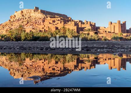 Vue panoramique sur la ville d'argile ait Ben Haddou, site classé au patrimoine de l'UNESCO au Maroc Banque D'Images