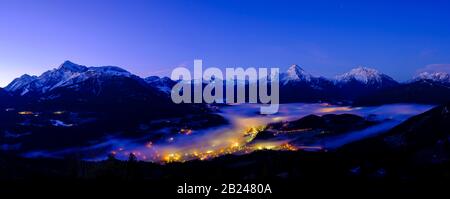 Panorama photo, brouillard dans le bassin de la vallée de Berchtesgaden, derrière le Hohe Goell, le Steinerne Meer, Watzmann, Hochkalter et Reiteralpe (de gauche) Banque D'Images