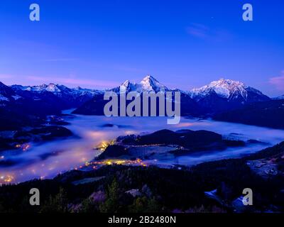 Brouillard dans le bassin de la vallée de Berchtesgaden, derrière la Steinerne Meer, Watzmann et Hochkalter, aube, paysage d'hiver, Berchtesgaden, Schoenau am Banque D'Images