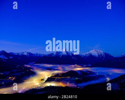 Brouillard dans le bassin de la vallée de Berchtesgaden, derrière la Steinerne Meer, Watzmann et Hochkalter, aube, paysage d'hiver, Berchtesgaden, Schoenau am Banque D'Images