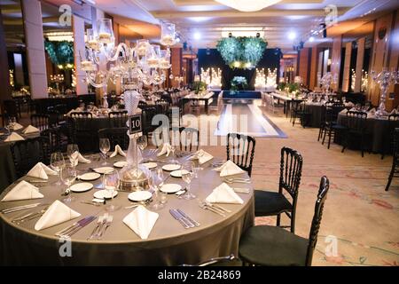 Espace mariage, piste de danse et tables de salle à manger. Banque D'Images