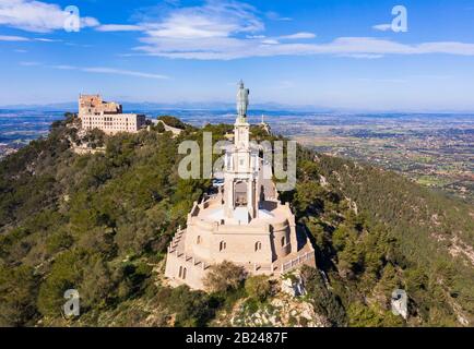 Monument Cristo Rei, statue du Christ Roi, Monastère Santuari de Sant Salvador, Puig de Sant Salvador, près de Felanitx, région de Migjorn, vue aérienne Banque D'Images