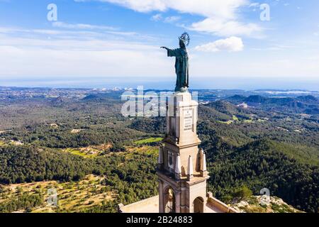 Monument Cristo Rei, statue du Christ Roi, Santuari de Sant Salvador à Puig de Sant Salvador, près de Felanitx, région de Migjorn, vue aérienne, Majorque Banque D'Images