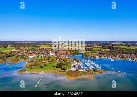 Seebruck avec lido et marina, Chiemsee, Chiemgau, forêt alpine, vue aérienne, Haute-Bavière, Bavière, Allemagne Banque D'Images