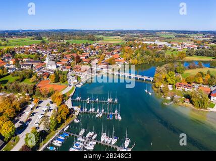 Seebruck avec marina, sortie de l'Alz du Chiemsee, Chiemgau, forêt alpine, vue aérienne, Haute-Bavière, Bavière, Allemagne Banque D'Images