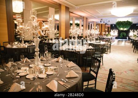 Espace mariage, piste de danse et tables de salle à manger. Banque D'Images