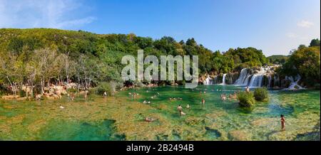 Les touristes se baignent à la chute d'eau Skradinski Buk, au parc national de Krka, dans la région de Sibenik-Genoux, en Dalmatie, en Croatie Banque D'Images