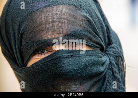 Portrait d'une femme avec burka, Marrakech, Maroc Banque D'Images