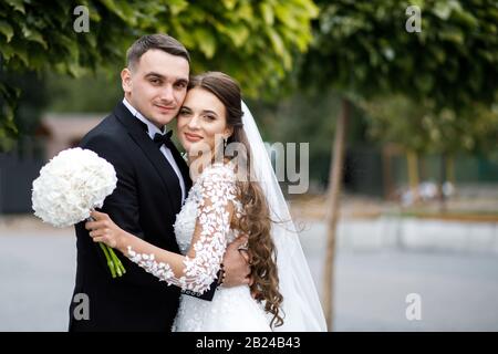 Un joli couple de mariée passe du temps ensemble après la cérémonie de mariage. Marié et épouse ensemble. Couple de mariage. Banque D'Images