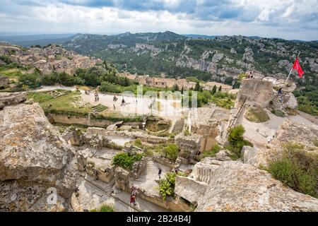 Les Baux-de-Provence, Provence, France - juin 05 2017 : situé sur un affleurement rocheux, le Château des Baux offre une vue panoramique incroyable Banque D'Images