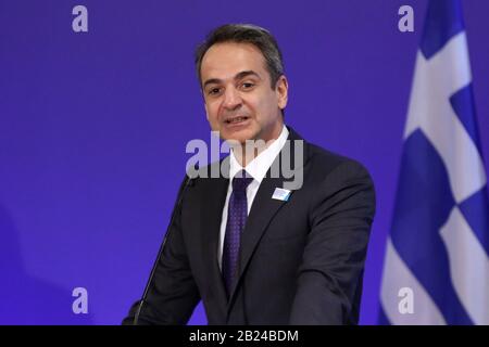 Alexandropolis, Grèce - 26 février 2020: Le Premier ministre de la République hellénique (Grèce) Kyriakos Mitsotakis s'adresse aux médias lors d'une presse c Banque D'Images