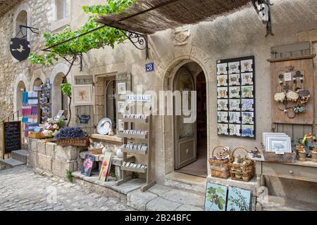 Les Baux-de-Provence,Provence, France - juin 05 2017:Boutique de cadeaux avec produits traditionnels et souvenirs faits à la main dans le village les Baux-de-Provèce Banque D'Images