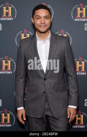 New York, États-Unis. 29 février 2020. Trevor Noah assiste à l’événement « HISTORYTalks: Leadership & Legacy » à Carnegie Hall à New York, NY, le 29 février 2020. (Photo D'Anthony Behar/Sipa Usa) Crédit: Sipa Usa/Alay Live News Banque D'Images