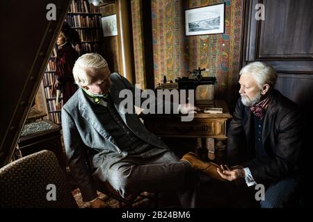 Reconstruction de Gustave Eiffel dans son bureau au sommet de la Tour Eiffel, Paris, France Banque D'Images