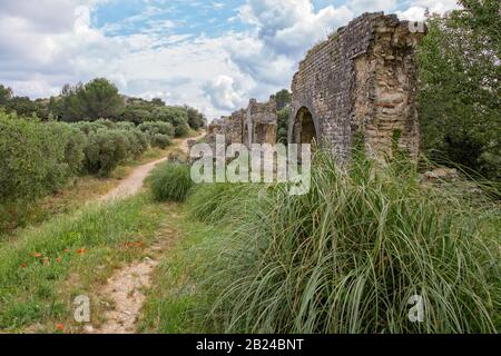 L'aqueduc et les moulins de Barbegal constituent un complexe romain de fraisage hydraulique situé à Fontvieille, près de la ville d'Arles, Provance, France Banque D'Images