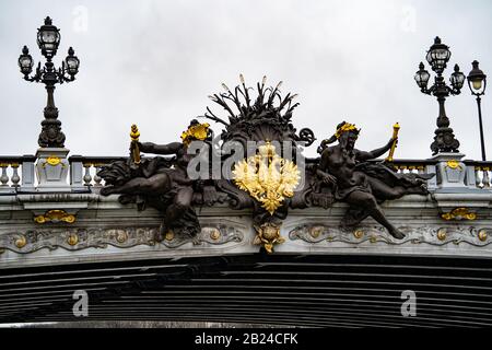 Décharge de la Nymphes de la Neva sur le pont Alexandre III au-dessus de la Seine, Paris France Banque D'Images