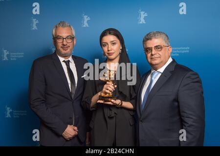 Berlin, Allemagne. 29 février 2020. 70ème Berlinale, cérémonie de remise des prix: Baran Rasoulof accepte le Golden Bear for Best Film au nom de son père, le directeur Mohammad Rasoulof, ainsi que les producteurs Farzad Pak (l) et Kaveh Farnam. Crédit: Jörg Carstensen/Pool/Dpa/Alay Live News Banque D'Images