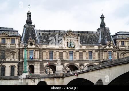 Entrée du port des Lions au musée du Louvre avec pont du Carssel au premier plan vu de la Seine Banque D'Images