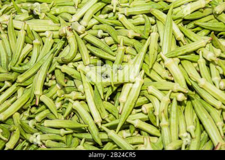 Okra frais à vendre au comptoir d'un marché méditerranéen de fruits de plein air Banque D'Images