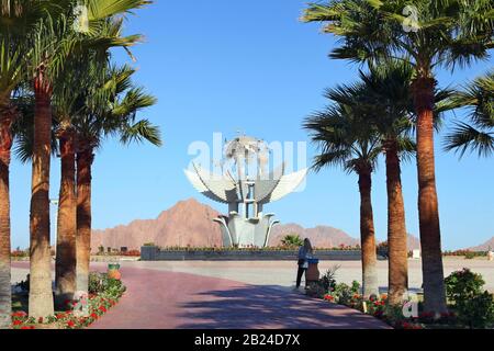 Sharm el Sheikh, Egypte - Detsember 26, 2019: Le monument de la place de la paix est inscrit dans le Livre Guinness des records Banque D'Images