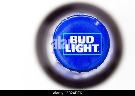 Calgary Alberta, Canada. 29 Févr. 2020. Vue de dessus d'une bouteille de bière Bud Light Banque D'Images