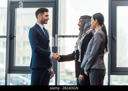 des partenaires commerciaux professionnels multiculturels se sont mis à la disposition des employés pour rencontrer leur traducteur au bureau Banque D'Images