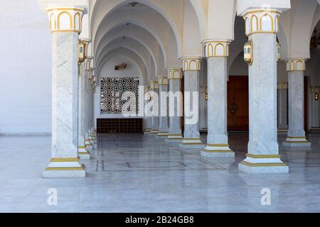 Sharm el Sheikh, Egypte - Detsember 26, 2019: Postes de marbre de la Mosquée Moubarak, grandes églises islamiques détails de l'architecture Banque D'Images