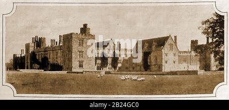 Penshurst Place en 1904. Le manoir de Penshurst Place est la maison ancestrale de la famille Sidney. Il se trouve près de Tonbridge, dans le Kent, à 51 km au sud-est de Londres (Royaume-Uni). Il a été présenté comme un emplacement dans un certain nombre de films historiques et de films de télévision et a été historiquement connu sous le nom de Penecestre ou Penchester comme au nom de Stephen de Penecestre, Lord Warden des ports Cinque. Les jardins et les parties de la maison sont ouverts au public tout comme le musée du jouet Banque D'Images