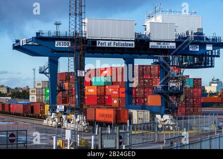 Transport De Conteneurs Ferroviaires Royaume-Uni. Conteneurs intermodaux chargés sur les trains de marchandises pour le transport au départ du port de conteneurs Felixstowe. Banque D'Images