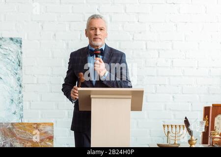 auctioneer parler avec le microphone et tenir le gavel pendant la vente aux enchères Banque D'Images