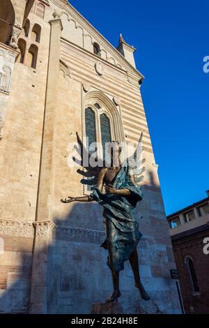 Vérone, ITALIE -27 DEC 2016 - Statue devant la cathédrale de Santa Maria Matricolare (également appelée Duomo) à Vérone Banque D'Images