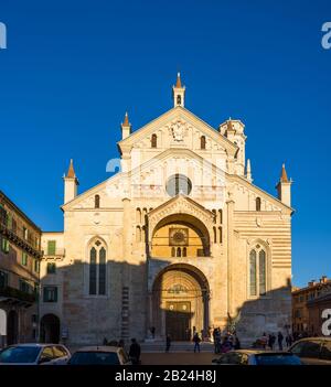 Vérone, ITALIE -DEC 27 2016- vue sur la cathédrale de Santa Maria Matricolare (également appelée Duomo) à Vérone au coucher du soleil Banque D'Images