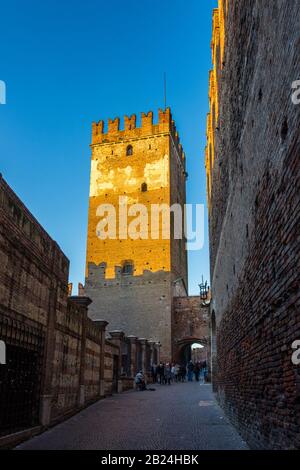 Castelvecchio, à l'origine appelé Castello di San Martino à Aquaro, est un château de Vérone actuellement utilisé pour abriter le musée civique, c'est le plus imp Banque D'Images