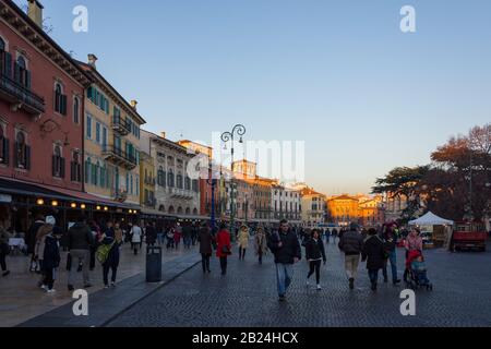 Vérone, ITALIE - 27 DÉCEMBRE 2016 - Les Touristes se promènent dans les rues de la ville de Vérone pendant la période de Noël Banque D'Images